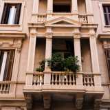 Quest�ultimo � segnato da colonnine ioniche che reggono una sottile trabeazione a triglifi sovrastata da un piccolo timpano